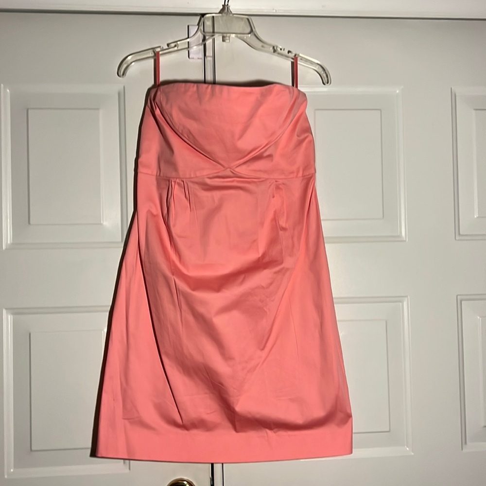 New York & Co. Strapless (straps included). It does have stretch.